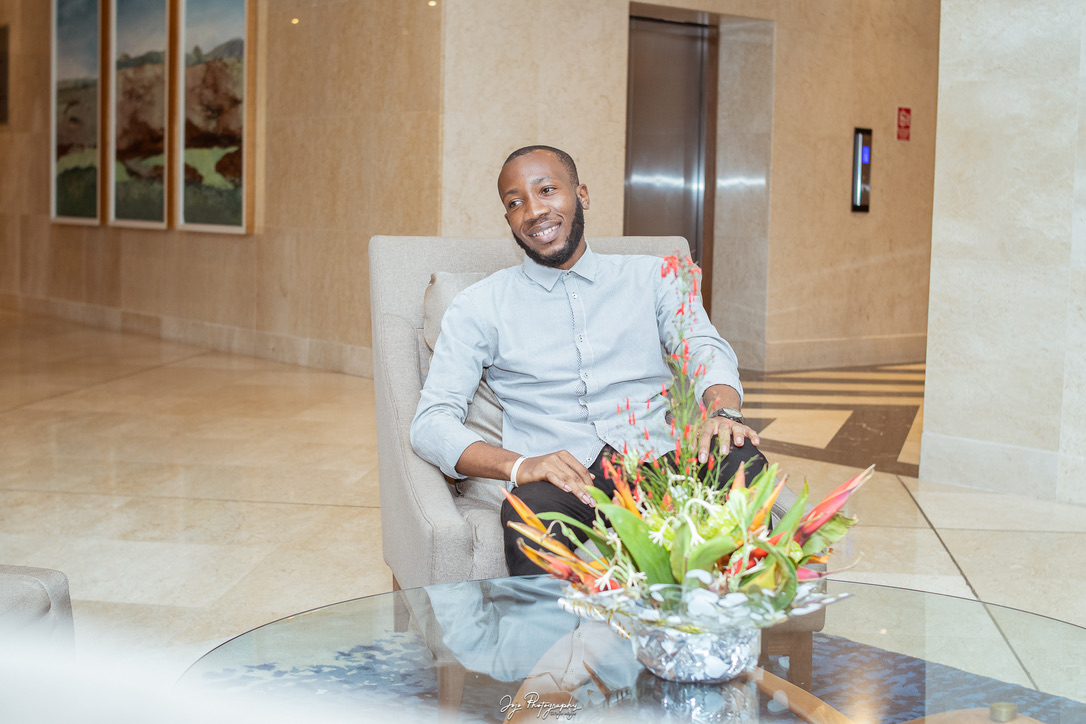 ZOOM SUR : APPOH KOFFI GLORY, met sa passion pour le cinéma au service de l’engagement citoyen à travers la série web TOXIC !